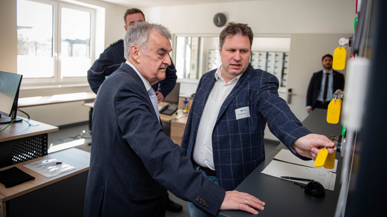 Das Regionale Trainingszentrum für Polizeibeamte aus Südwestfalen ist im Beisein von NRW-Innenminister Herbert Reul (l.)  offiziell eröffnet worden. von Nils Dinkel