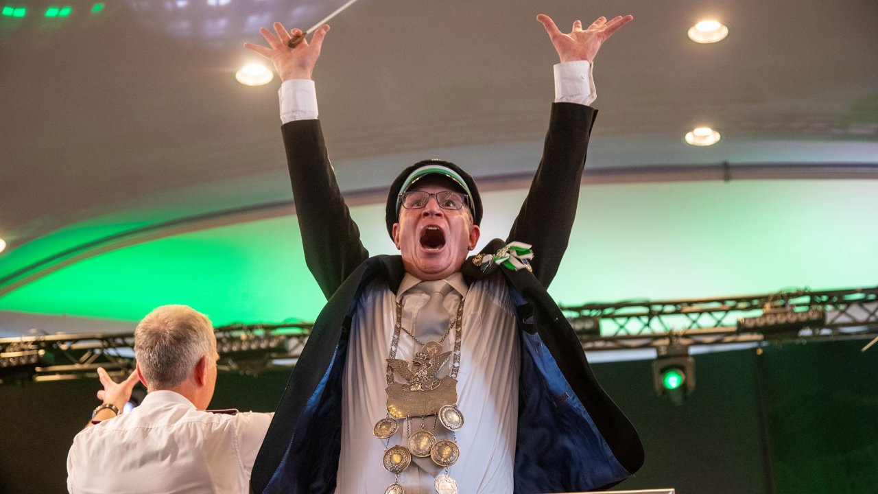 Der amtierende König Peter „Pete“ Becker ist der erste König, der den neuen Schützenfest-Montag in Altenhundem genießen und kräftig mit Freunden, Bekannten und Schützenverein durchfeiern konnte. von privat