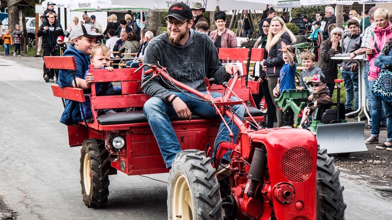 Ein Oldtimer-Treckertreffen findet am Sonntag, 10. Mai, im Kulturgut Schrabben Hof in Silberg statt. von privat