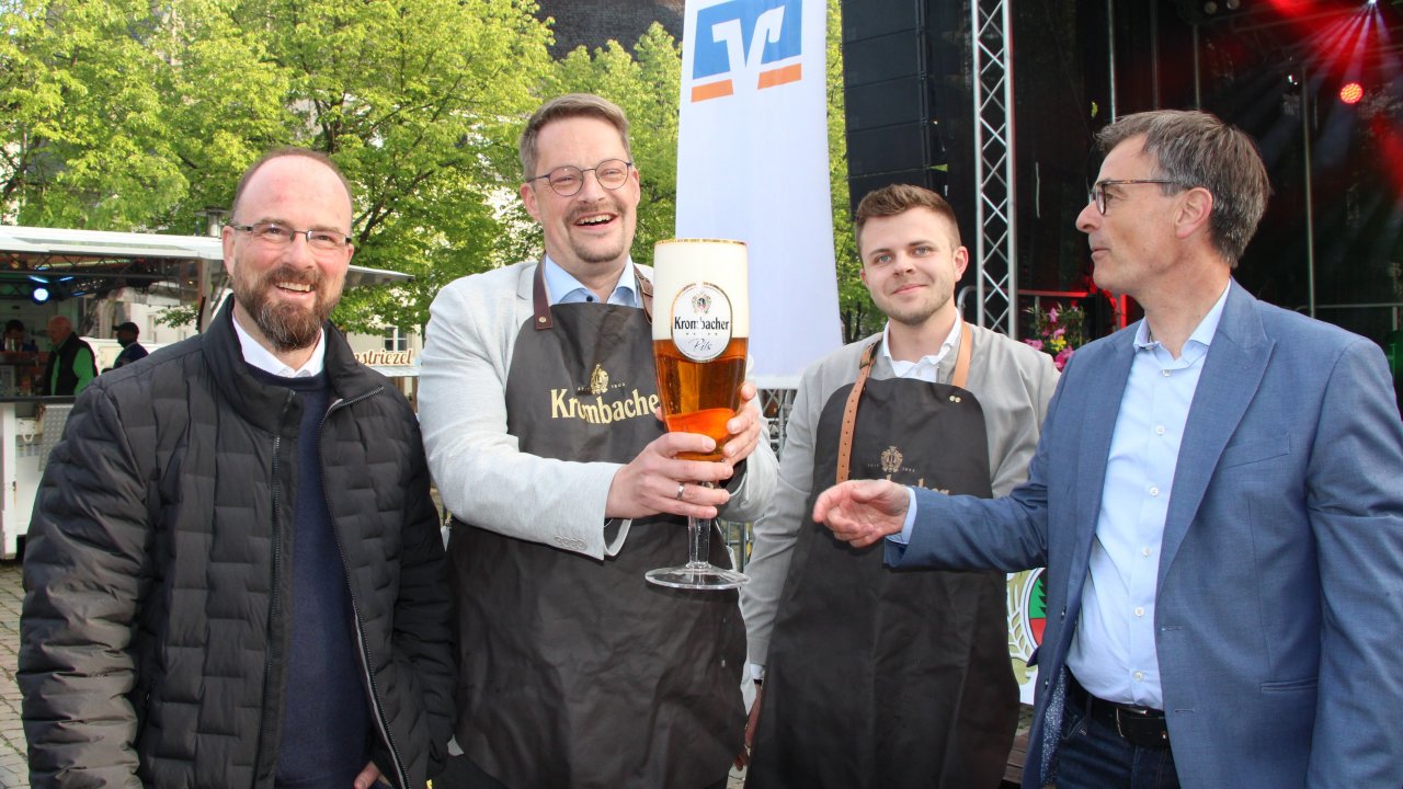 Das Olper Stadtfest ist eröffnet! Für Bürgermeister Tobias Schulte (2.v.l.) war es der erste Fassanstich. von Lorena Klein