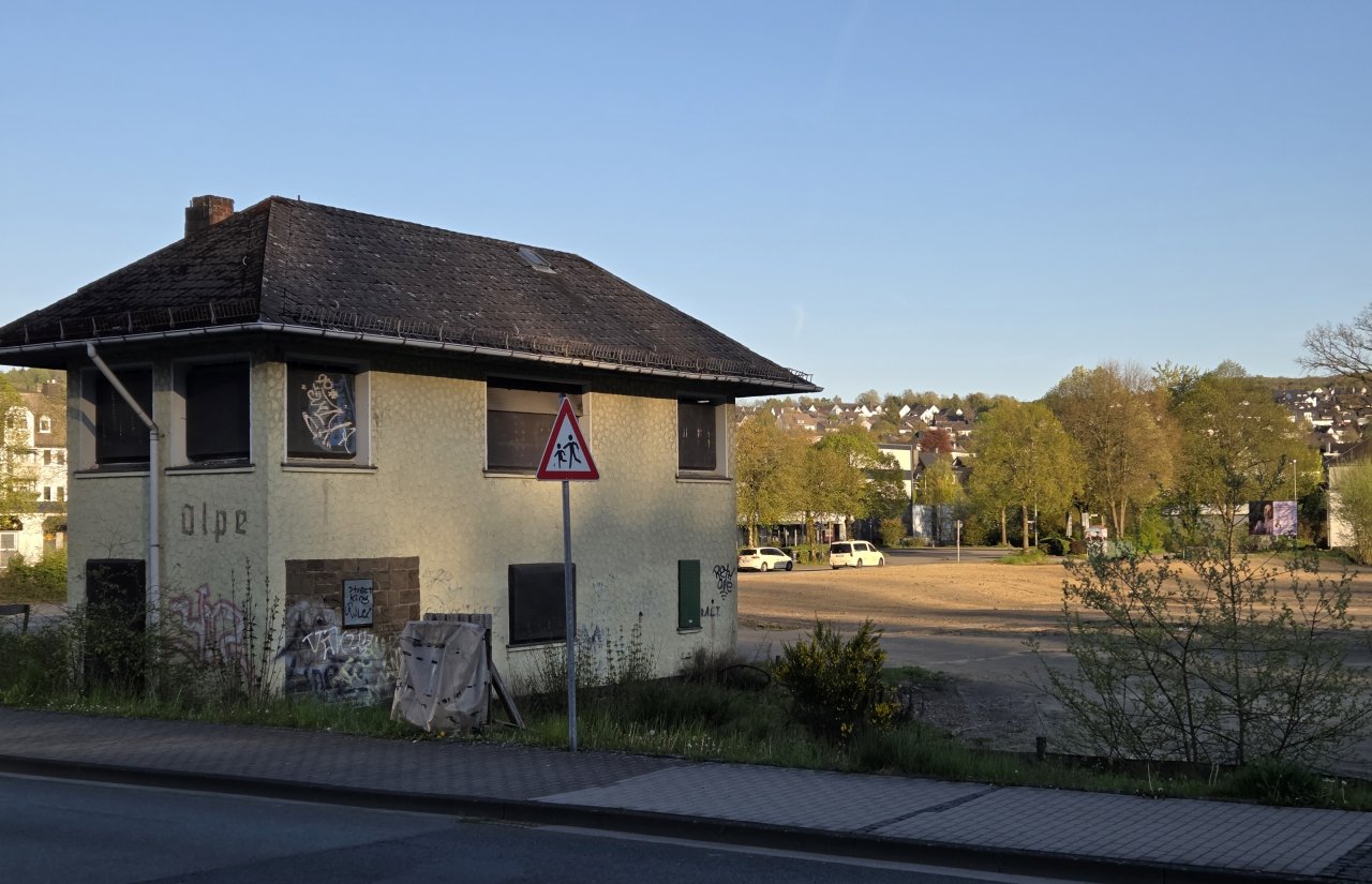 Auf dem Gelände westlich des inzwischen abgerissenen ehemaligen Bahnhofsgebäudes soll das neue Rathaus gebaut werden. Das ehemalige Stellwerk-Häuschen soll erhalten werden. von Wolfgang Schneider