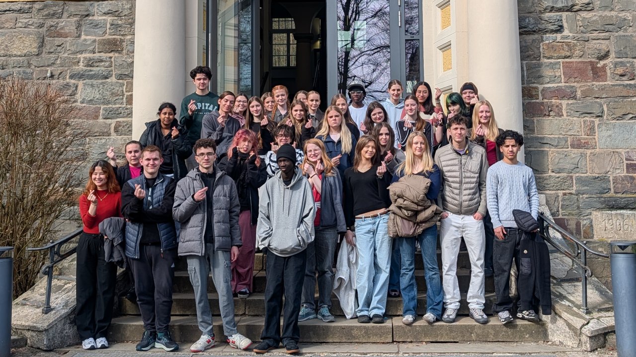 Gruppenfoto vor dem Eingang zum Rivius Gymnasium in Attendorn: Nachdem die Attendorner Schülergruppe der AG „Building Bridges“ im Oktober zu Gast im dänischen Aalborg war, konnten nun die dänischen Schüler mit ihren Lehrern im Rivius Gymnasium begrüßt werden. von privat