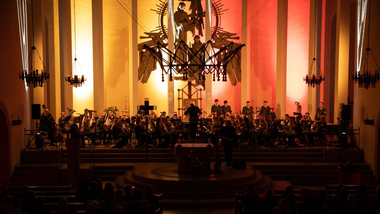 Unter dem Titel „Momente der Ewigkeit“ präsentierte der Musikverein Neuenkleusheim in der Olper Marienkirche ein außergewöhnliches Benefizkonzert, das zahlreiche Zuhörer tief bewegte. von privat