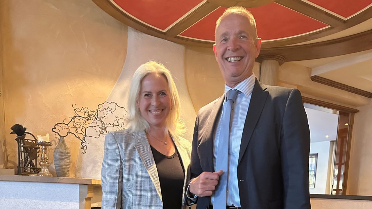Landrat Theo Melcher gratuliert der wiedergewählten Vorsitzenden der Frauen Union Kreis Olpe, Kerstin Brauer. von privat