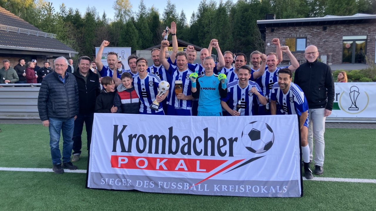 FLVW-Kreisvorsitzender Joachim Schlüter (l.) Krombacher-Vertreter Jens Selter (2.v.l.) und Altliga-Staffelleiter Thorsten Becker (r.) mit der Siegermannschaft. von privat