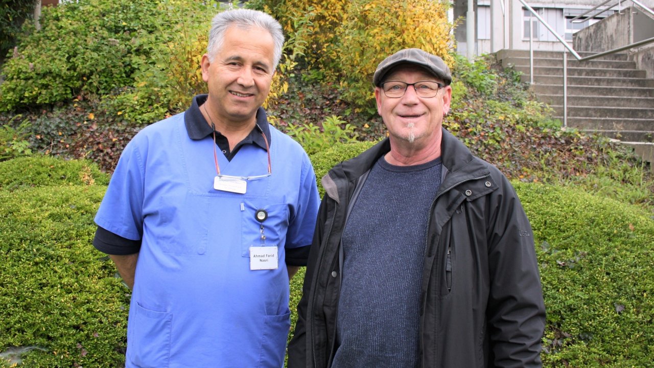 Dr. med. Ahmad Nasri mit einem zufriedenen Patienten. von Helios Klinik Attendorn