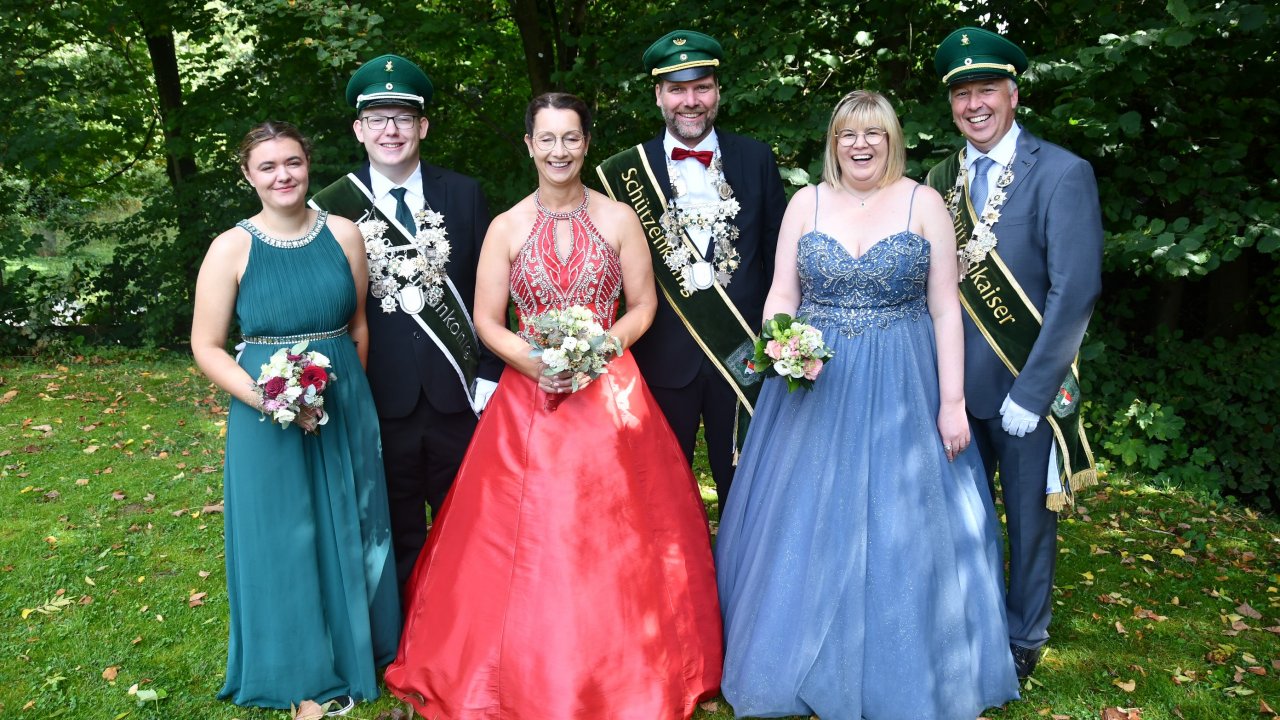 Die Dünscheder Majestäten (v.l.): Das Jungschützenkönigspaar Jonas Bäcker und Dana Koch, das Königspaar Stefan und Nicole Zimmer und das Kaiserpaar Thomas und Ramona Saure. von Nicole Voss