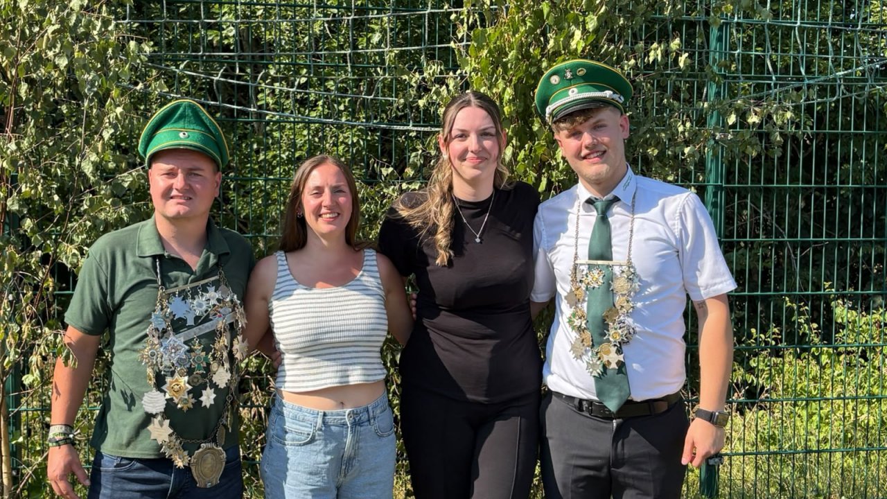 Das neue Schützenkönigspaar Johannes Bertram und Nathalie Kappi sowie das neue Jungschützenkönigspaar Ben Müller und Lisa Joline Kill (v. l. n. r.) freuen sich über die Königswürden. von Theresa Spies