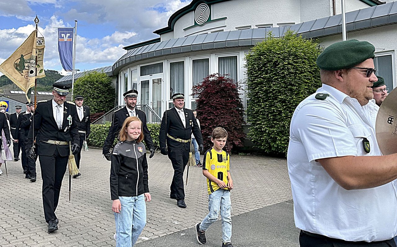 Die neuen Kinder- und Jugendmajestäten ziehen mit Tambourcorps, Offizieren und großen Majestäten einmal um die Sauerlandhalle. von privat