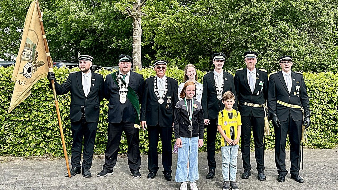 Beim Kinderschützenfest in Altenhundem werden die Nachfolger von Kinderkönig Samu Koch (vorne rechts) und Jugendkönigin Anna-Selina Husar-Dinkel (vorne links) gesucht. von privat