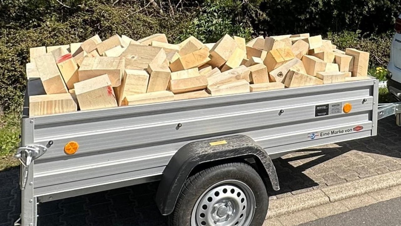 Wie viele Holzscheite liegen auf dem Anhänger? Besucher beim Vatertags-Frühschoppen in Welschen Ennest dürfen schätzen und können gewinnen. von privat