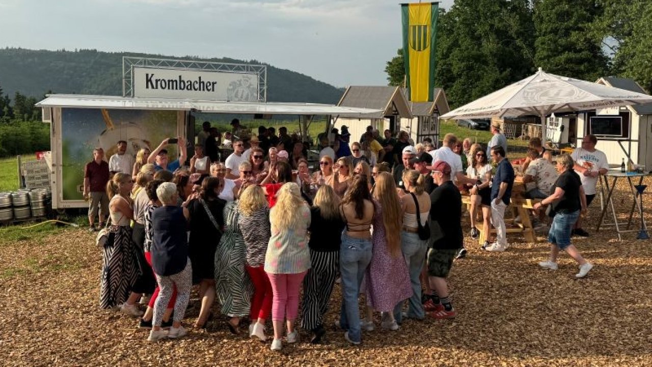 Beim Königinnen-Vogelschießen 2025 hatte Oktavia Naumowicz, die 2017 in Bilstein regierte, das sicherste Händchen, holte den Vogel von der Stange und ließ sich anschließend kräftig feiern. von Schützenverein Bilstein
