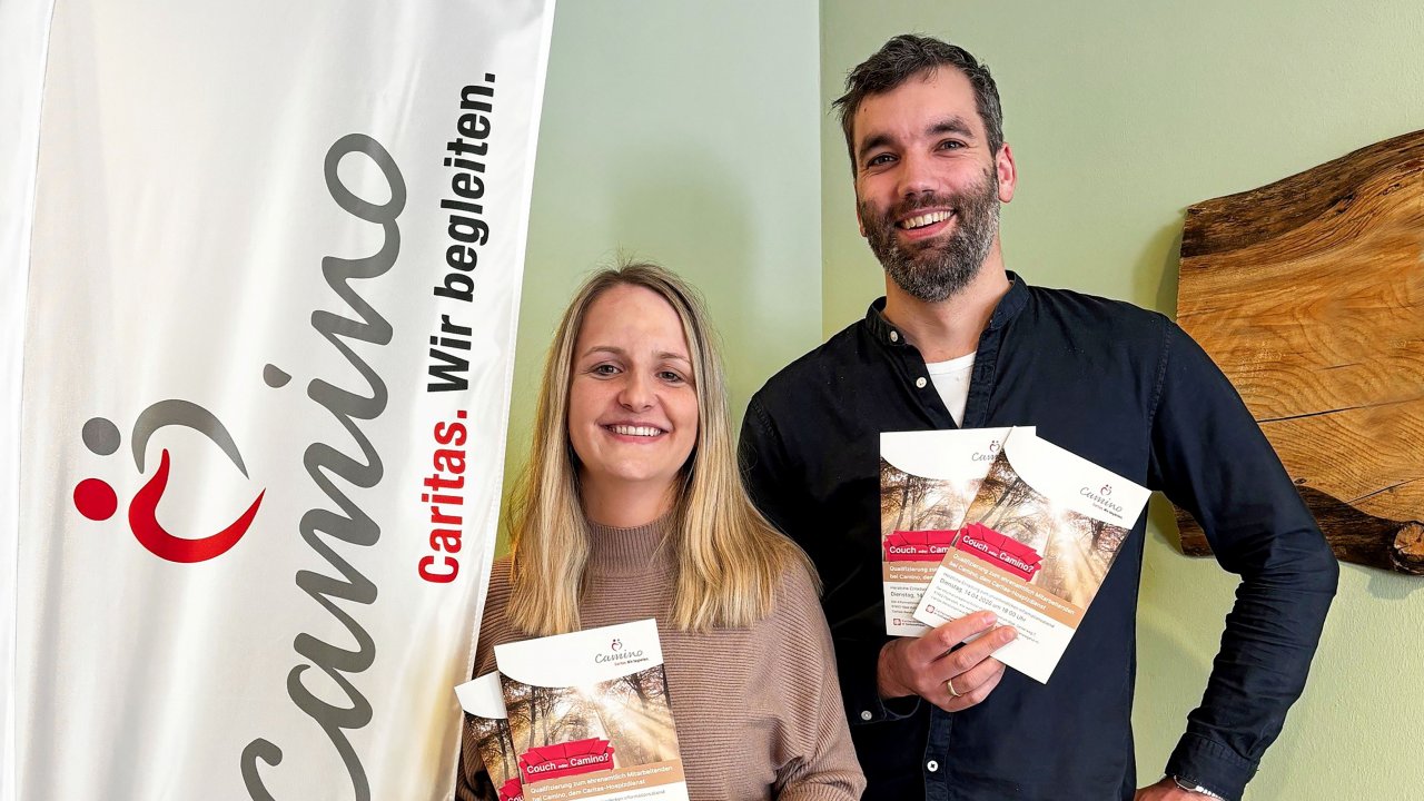Die beiden Camino-Verantwortlichen Caterina Breuer und Nicolai Quast freuen sich auf viele Interessierte. von Caritasverband in Südwestfalen
