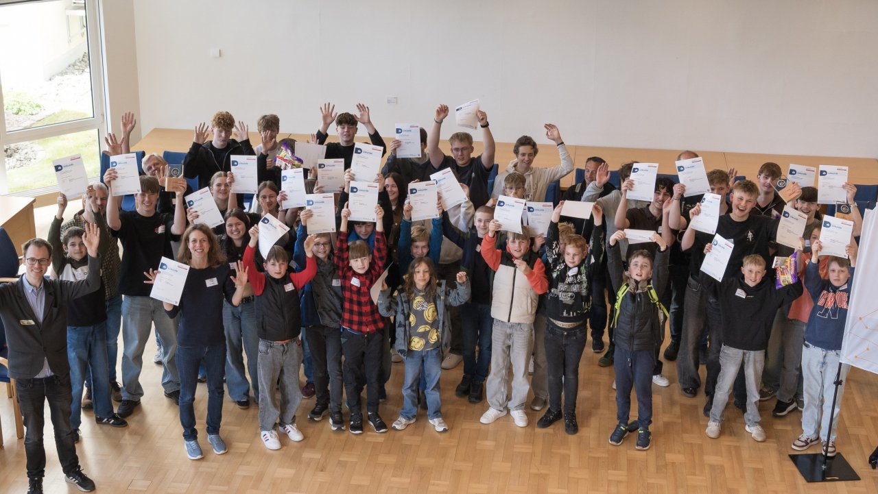 Sieben Teams von Schulen aus dem Kreis Olpe und Umgebung haben am diesjährigen zdi-Roboterwettbewerb auf Lokalebene teilgenommen. von Kreis Olpe