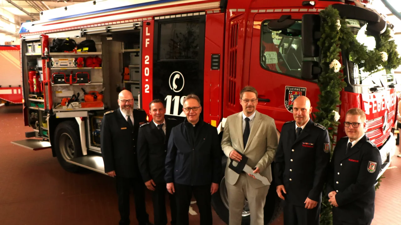 Bürgermeister Schulte (3.v.r.) und Wehrleiter Hengstebeck (2.v.r.) bei der Schlüsselübergabe für das neue Löschfahrzeug. von Feuerwehr Olpe