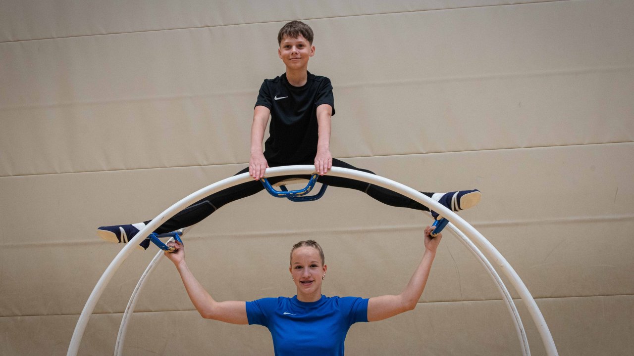 Luisa Pohl und Elia Kammerer gehen bei den Qualifikations-Wettkämpfen für die Rhönrad-Weltmeisterschaft an den Start. von Nils Dinkel