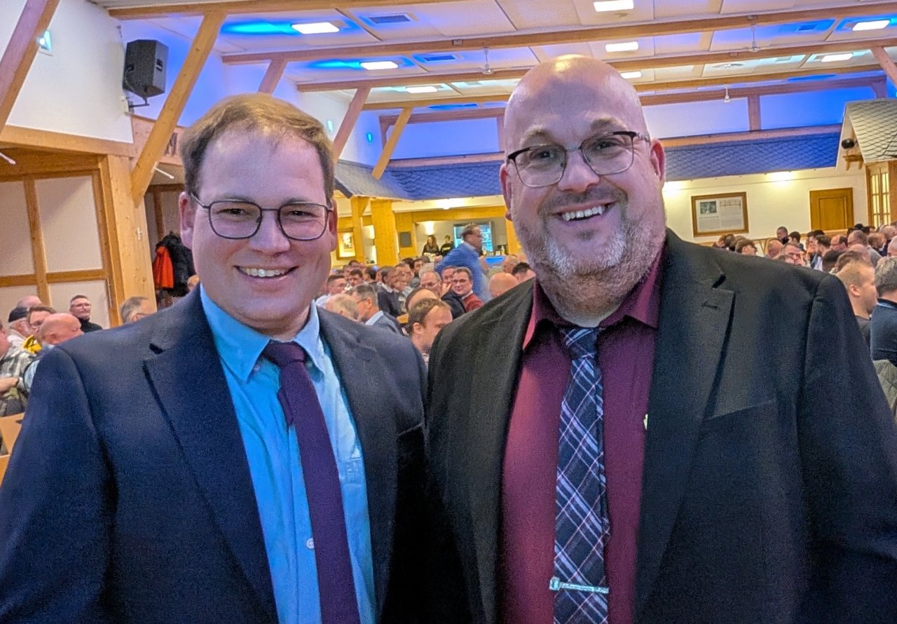 Freuen sich auf zwei spannende Vogelschießen „mit einigen Überraschungen“: Maximilian Ellinger (l.) und Michael Japes, Projektleitung des ausrichtenden Schützenvereins Elspe, von privat