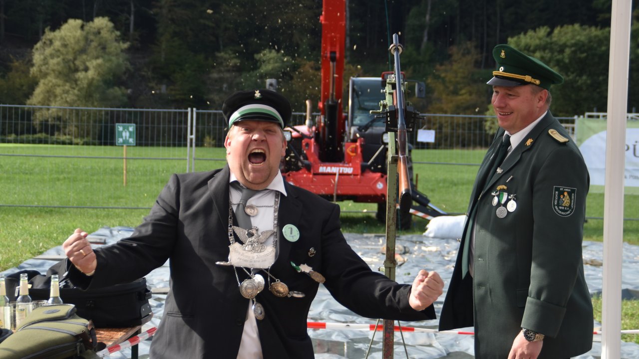 So jubelt ein frisch gebackener Kreischützenkönig: Alexander „Baddle“ Stupperich nach seinem Königstreffer beim Kreisschützenfest 2023 in Lehnhausen. von Nicole Voss