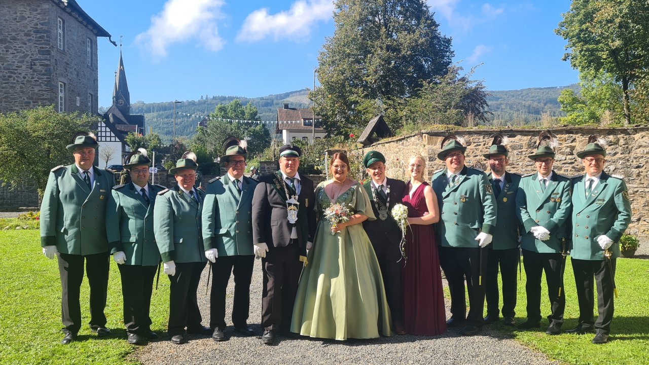 Drei Jahre ist es her, dass am Schloss Lenhausen die offiziellen Festfotos der neuen Kreiskönigspaare gemacht wurden. Die Amtszeit der Regenten endet bald: Von Freitag bis Sonntag, 25. bis 27. September, wird in Elspe Kreisschützenfest gefeiert. von Nicole Voss