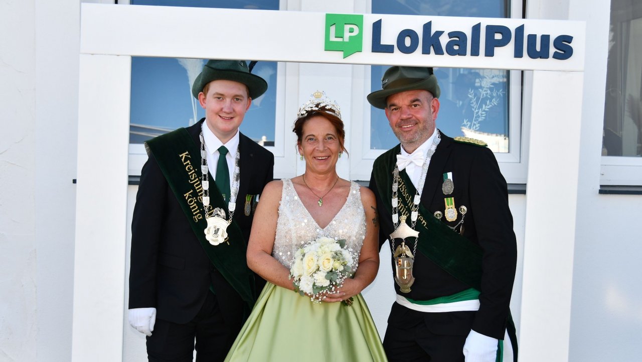 Erlebten einen fantastischen Kreisschützenfest-Sonntag: das Kreiskönigspaar Dominik und Bianca Schulte (r.) sowie Kreisjungschützenkönig Justus Mennekes (l.). von Nicole Voss