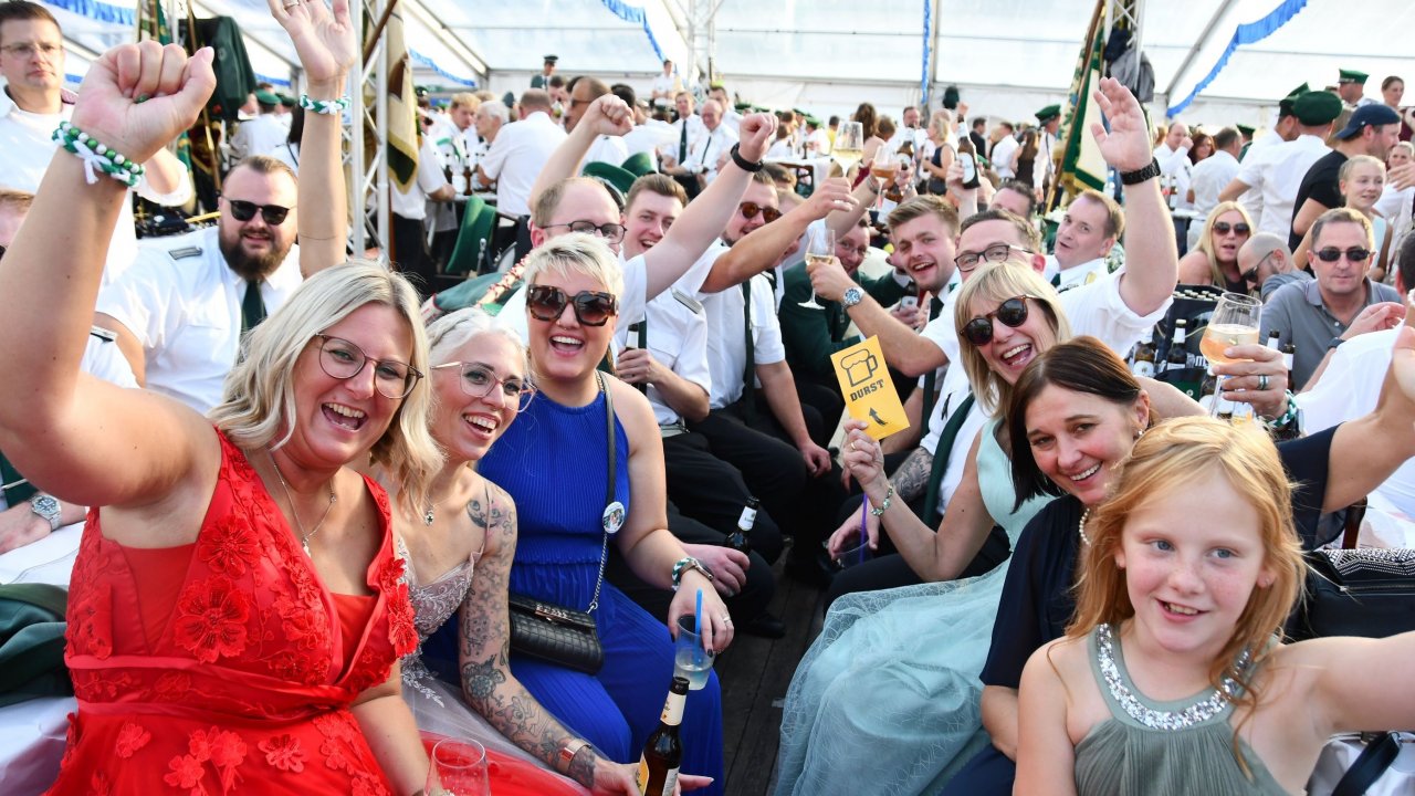Kreisschützenfestsonntag 2026: Partystimmung nach dem Festzug. von Nicole Voss