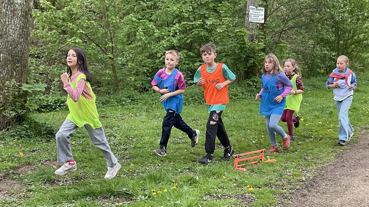 Mit viel Freude, großer Motivation und einem bemerkenswerten Gemeinschaftsgeist haben die ersten beiden Grundschulen den Lions-Schülerlauf 2026 erfolgreich durchgeführt. Sowohl die St.-Agatha-Schule Altenhundem als auch die Kirchhundemer Grundschule Am Kreuzberg zeigten damit, wie Kinder mit Bewegung Gutes bewirken können. von privat