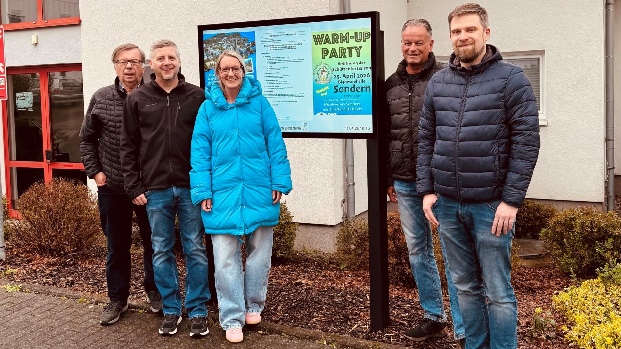 (v.l.): Albert Schneider (ehrenamtliche Betreuung Inhalte Oberveischede), Markus Hoffmann (Ortsvorsteher Oberveischede), Michaela Halbe-Senske (Projektleitung Smart City Olpe), Volker Bald (marketing displays GmbH), Martin Funke (technische Projektmitarbeit Olpe). von Kreisstadt Olpe