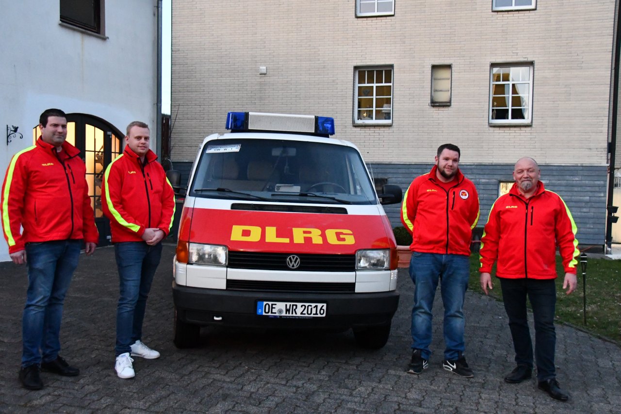 Der Vorstand (v.l.): Roland Kowol, David Fischer, André Gaede und Ralf Schmidt an dem ausgedienten Mannschaftstransportwagen. von Nicole Voss