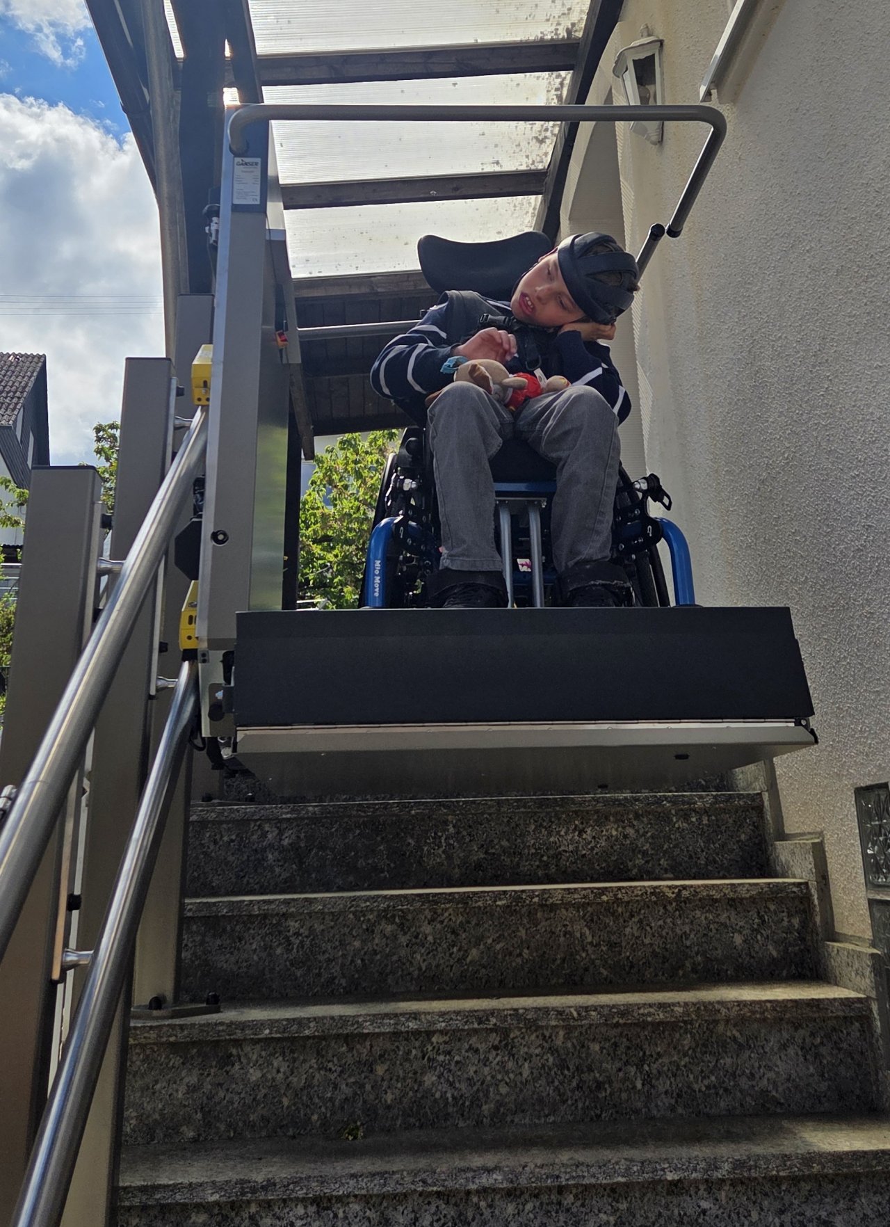 Paul in seinem neuen Plattformlift. von privat