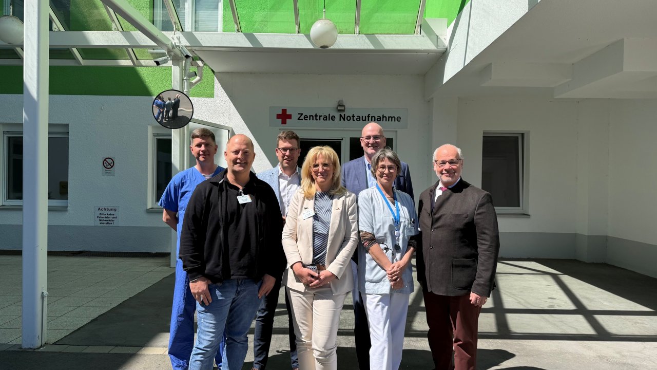 Im St.-Josefs-Hospital tauschten sich Florian Müller und Dr. Georg Kippels über das Zentrum für Notfall- und Intensivmedizin aus. von Büro Florian Müller MdB