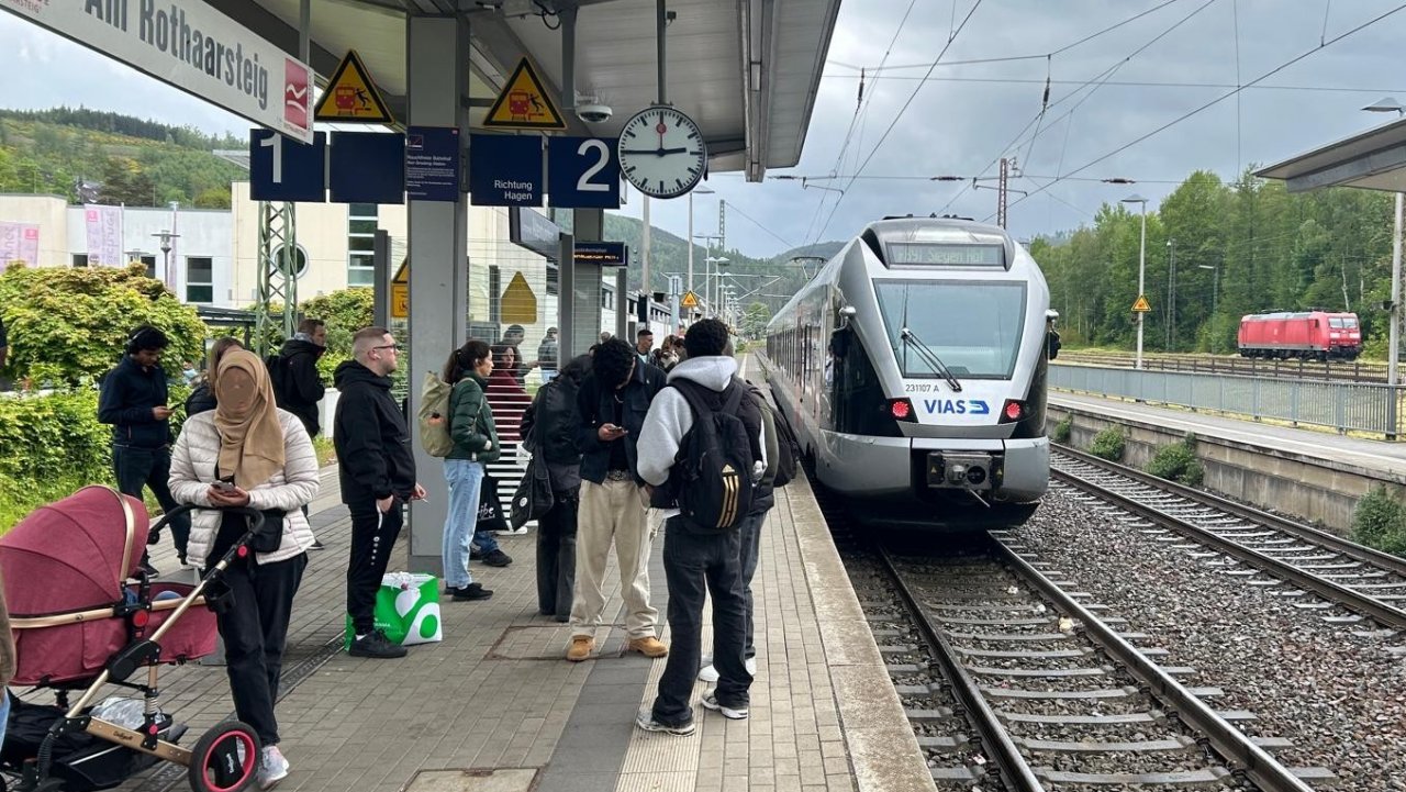Am Bahnhof Altenhundem warten viele Reisende auf die nächsten Züge, die aber nur noch bis Plettenberg bzw. ab 15 Uhr bis nach Finnentrop fahren. von Nils Dinkel