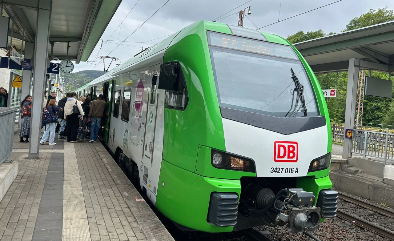 Am Bahnhof Altenhundem warten viele Reisende auf die nächsten Züge, die aber nur noch bis Plettenberg bzw. ab 15 Uhr bis nach Finnentrop fahren. von Nils Dinkel
