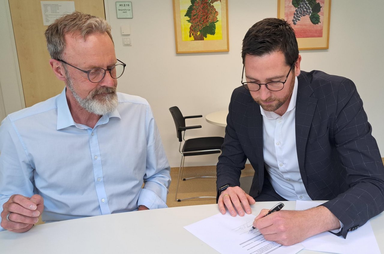 Der stv. Schulleiter Christian Otto (l.) und René Scheidle von der Debeka bei der Vertragsunterzeichnung. von privat