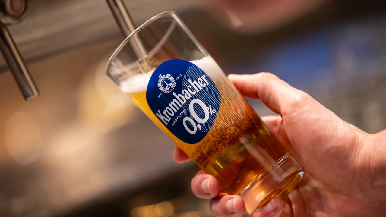Krombacher 0,0-Prozent-Pils gibt's jetzt auch vom Fass. von Krombacher Brauerei
