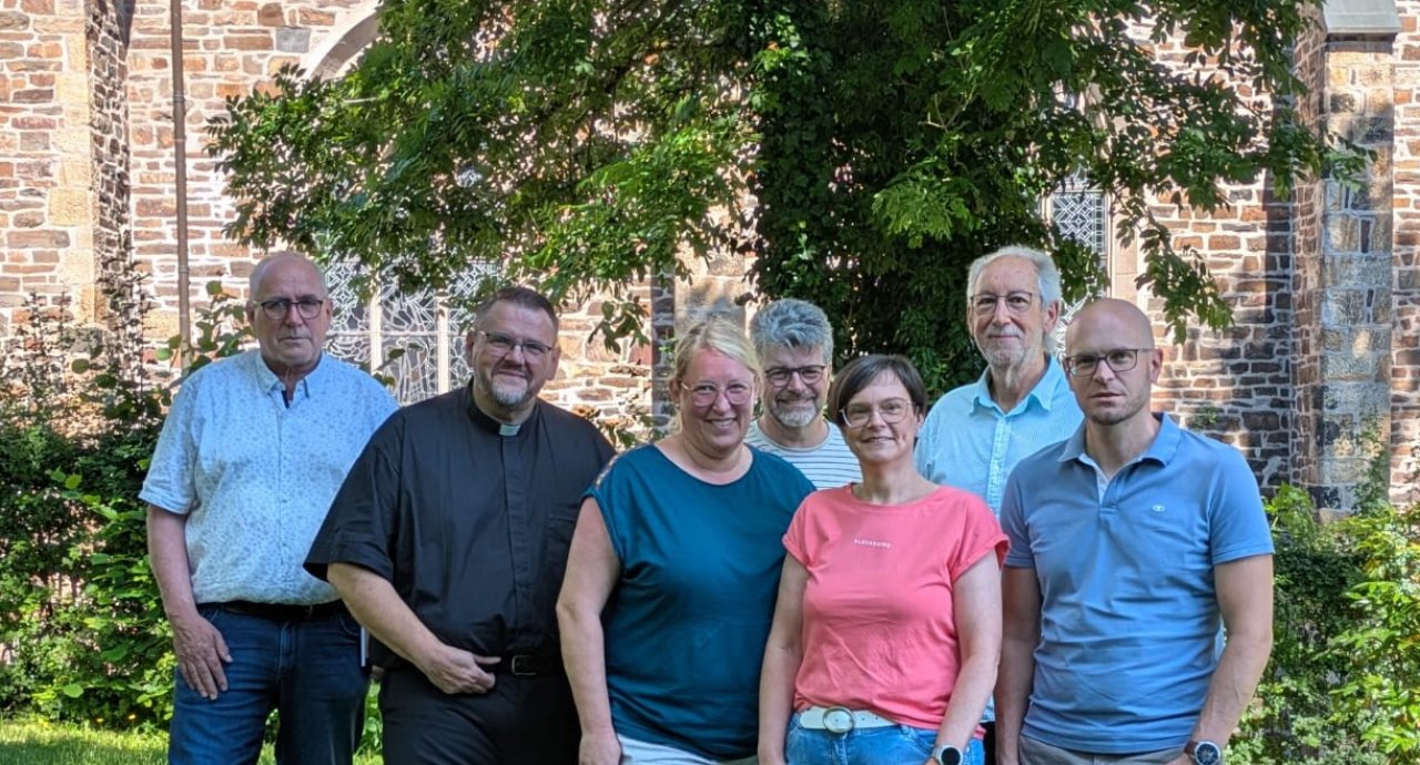 Startklar für neue Wege der Seelsorge: (v.l.) Thomas Eickhoff (Ideengeber), Pfarrer Markus Leber, Alexandra Korte (Pfarrsekretärin), Christoph Schüttler (Gemeindereferent), Silke Schröder (Pfarrsekretärin), Heribert Werthmann (Geschäftsführender Vorsitzender Kirchenvorstand St. Agatha Altenhundem) und Thomas Schauerte (Verwaltungsleiter). von privat