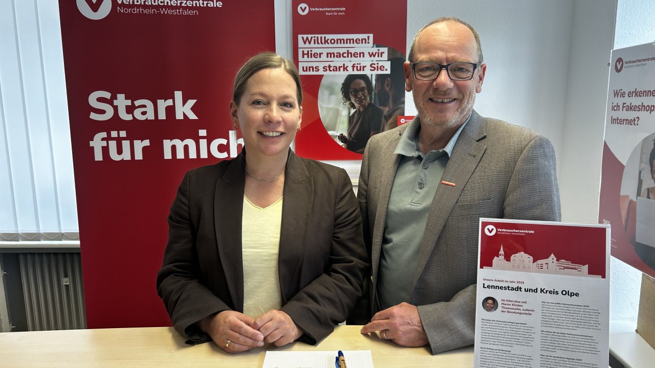 Maren Thomassohn und Dirk Mobers von der Verbraucherzentrale NRW am Standort in Altenhundem. von Verbraucherzentrale NRW