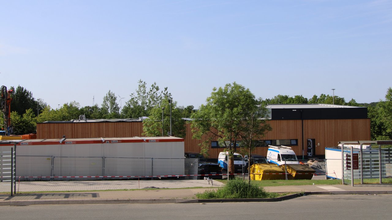 Im Oktober soll das neue Hallenbad in Wenden eröffnet werden. So sieht es aktuell auf der Baustelle aus. von Lorena Klein