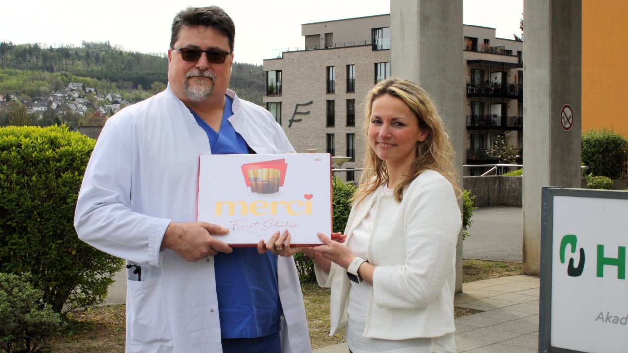 Danke sagen: Chefarzt Prof. Dr. Atilla Yilmaz nimmt stellvertretend für das Team der Kardiologie ein Dankeschön aus den Händen von Britta Bulis entgegen. von Helios Klinik Attendorn