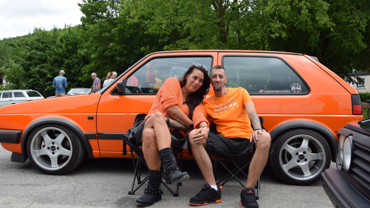 Obwohl wegen des anfänglichen Regens einige Motorräder und Trecker zu Hause bleiben mussten, waren noch 400 Teilnehmer beim Oldtimertreffen in Saalhausen. von Leoni Hermes