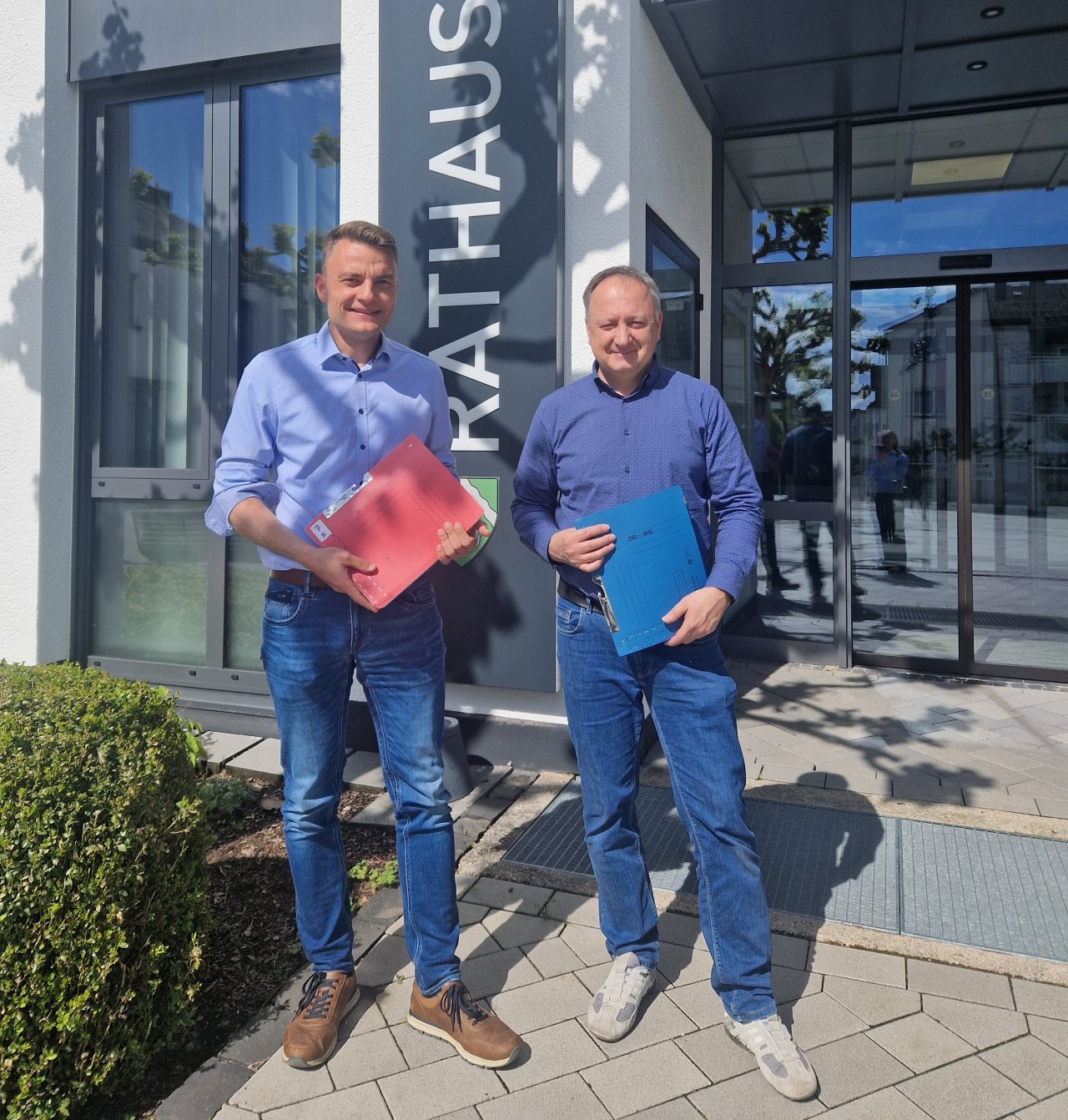 Bereichsleiter Dominik Trepels (Gemeinde Finnentrop) (l.) und Gruppenleiter Christoph Lazik (Abteilung Digital-Plus, Werthmann-Werkstätten). Papierakten gehören im Sozialamt nun der Ver-gangenheit an. von privat