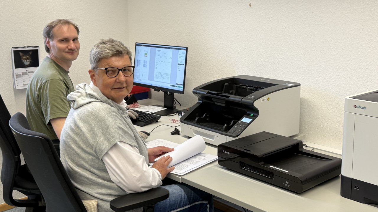 Zwei Mitarbeitende der Abteilung Digital Plus beim Scanvorgang. von privat