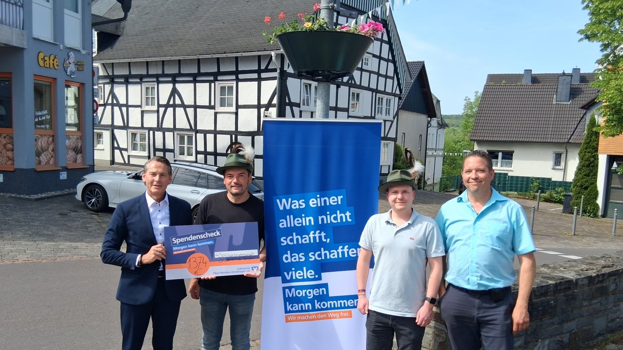 Bei der Scheckübergabe am Marktplatz (v.l.): Hauke Röckinghausen (Volksbank), Tom Herold (Brudermeister der St.-Severinus-Schützen), André Böhler (Schützenkönig) und Ortsvorsteher Stefan Luke. von privat