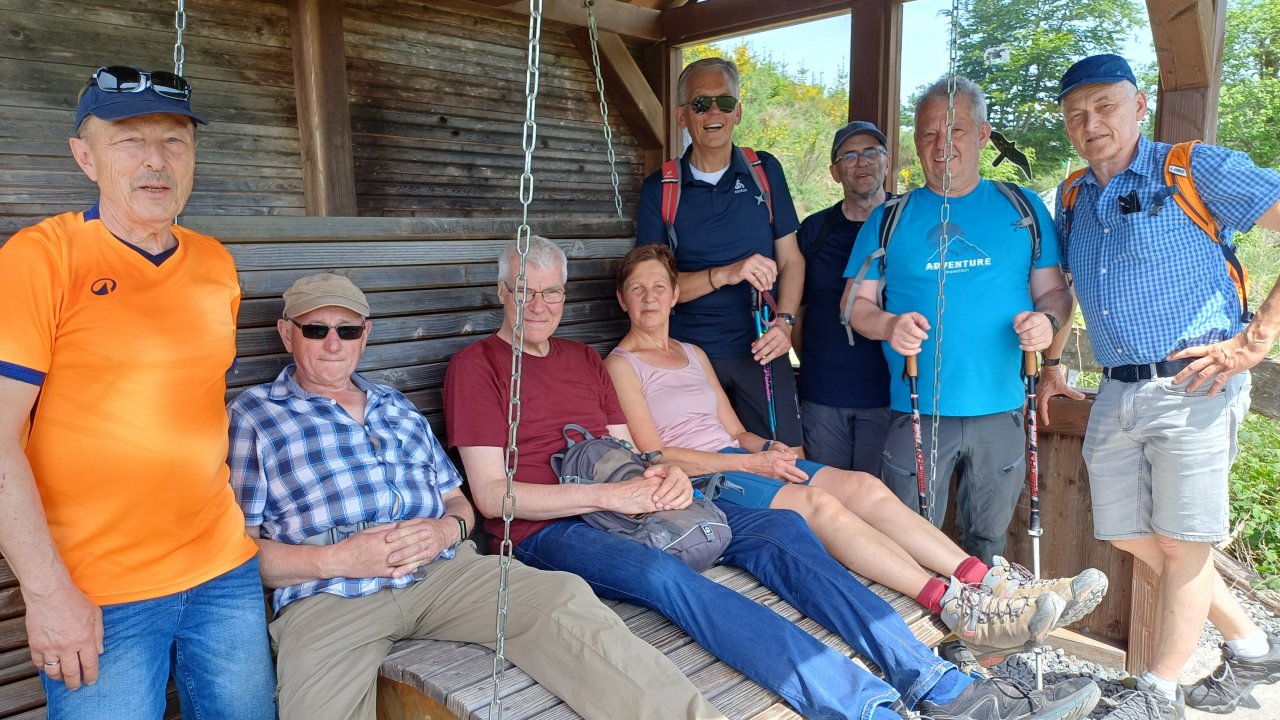 Mit vielen Aktionen und Veranstaltungen, wie hier der kulinarischen Wanderung in Niedersorpe, sorgt die Wandergruppe Welschen Ennest für gemeinsame, unterhaltsame Momente. von privat