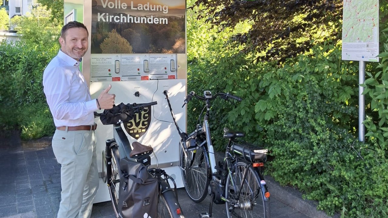 Bürgermeister Björn Jarosz ist überzeugt: „Mit der neuen Solarradabstellanlage und der Mobilstation schaffen wir ein attraktives Angebot für Radfahrer in unserer Gemeinde.“ von privat
