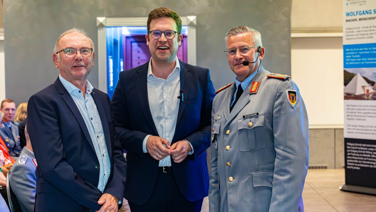 Nahmen mit zahlreichen Zuhörern das Thema „Sicherheit“ in den Blick: (v.l.) Peter Kaufmann (Vorstand Paul und Wolfgang Schmidt Stiftung), Florian Müller MdB und Generalleutnant André Bodemann. von privat