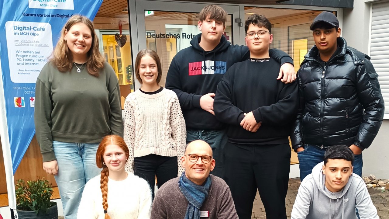 Sekundarschüler unterstützen die Besucher des Digital-Cafés im MGH Olpe. von privat