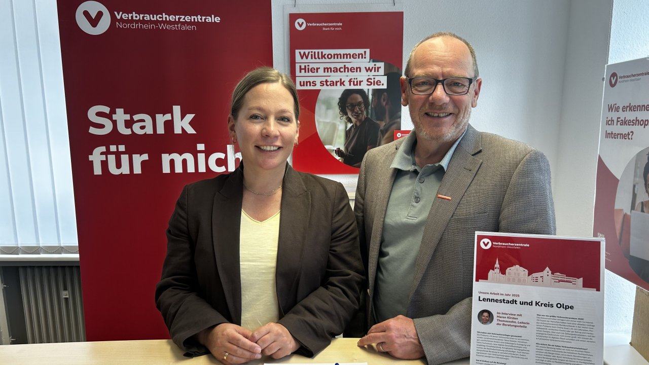 Maren Thomassohn und Dirk Mobers von der Verbraucherzentrale NRW am Standort in Altenhundem. von Verbraucherzentrale NRW