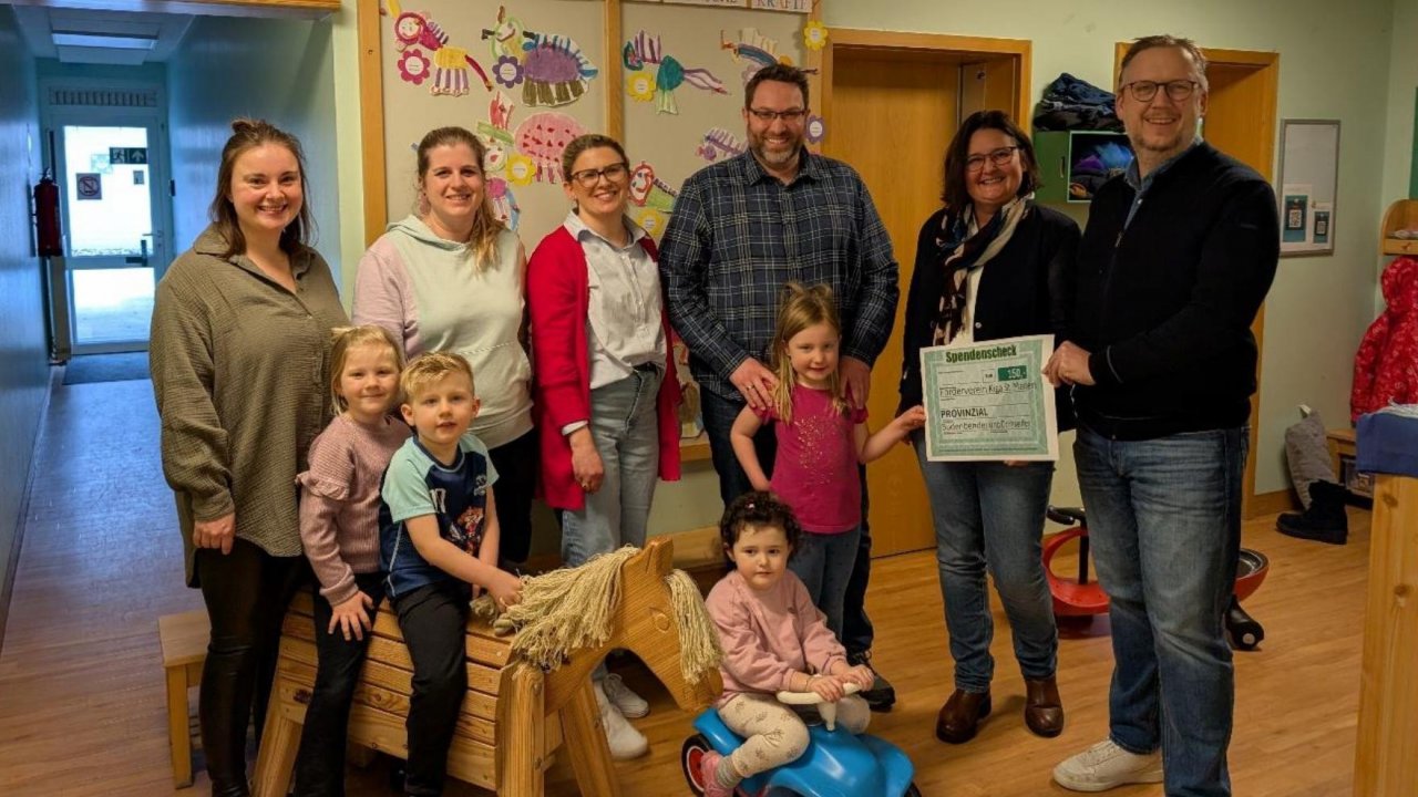 Beste Laune bei der Spendenübergabe: (v.l.) Paulina Kneer-Stahl (Leitung Kindergarten), Ramona Hühn (2. Vorsitzende), Drita Syla (Kundenberaterin), Fabian Feldhaus (1. Vorsitzender), Anna Büdenbender und Markus Dornseifer (Geschäftsstellenleitung). von privat