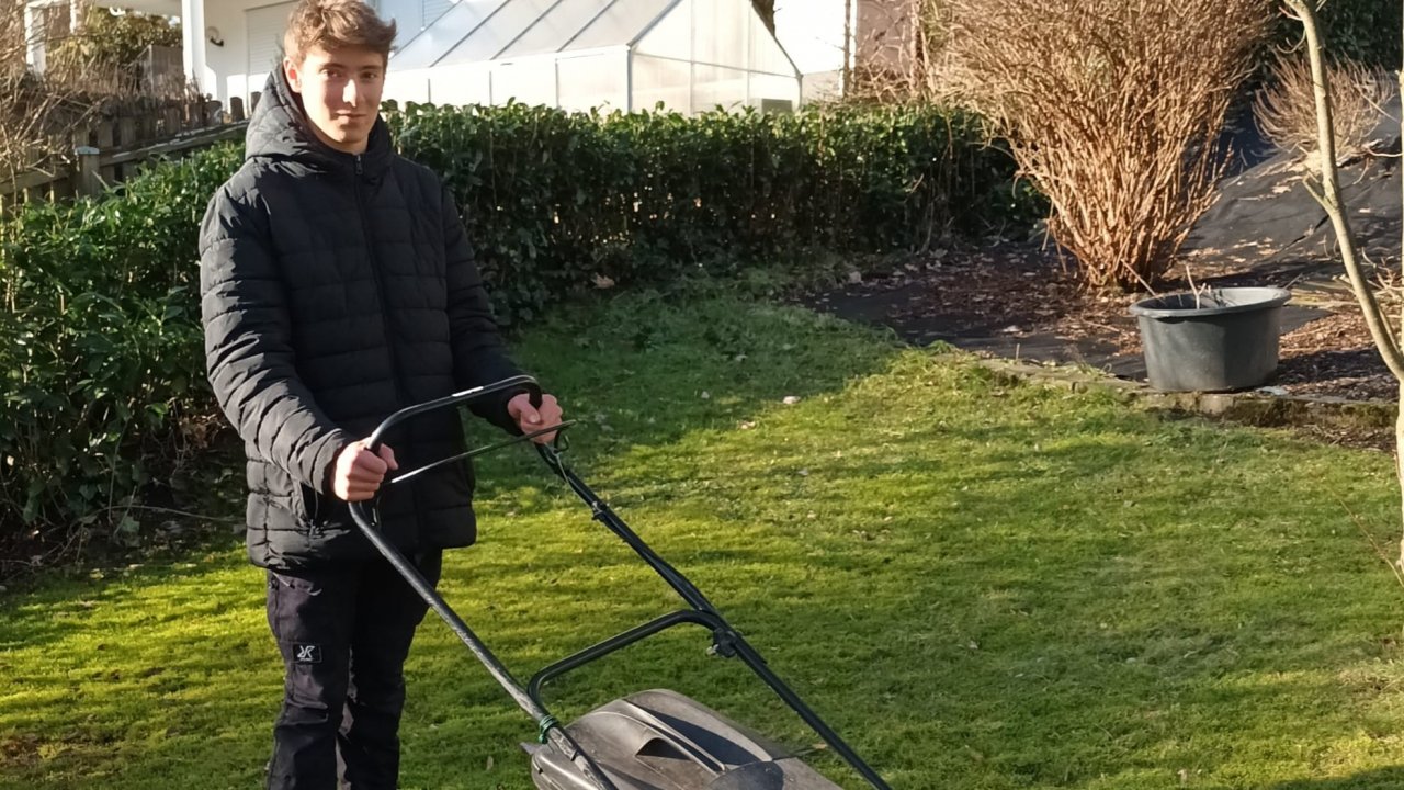 Rasenmähen gehört zu den Jobangeboten, die von den Jugendlichen übernommen werden. von privat