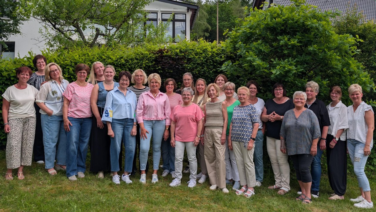 23 ehemalige und amtierende Majestäten stimmten sich beim Königinnen-Treffen auf das Jubiläumsschützenfest in Heinsberg ein. von privat